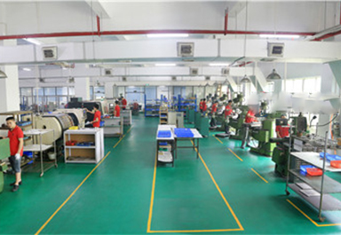 6臺銑床，3臺自動攻牙機,1臺噴砂機 